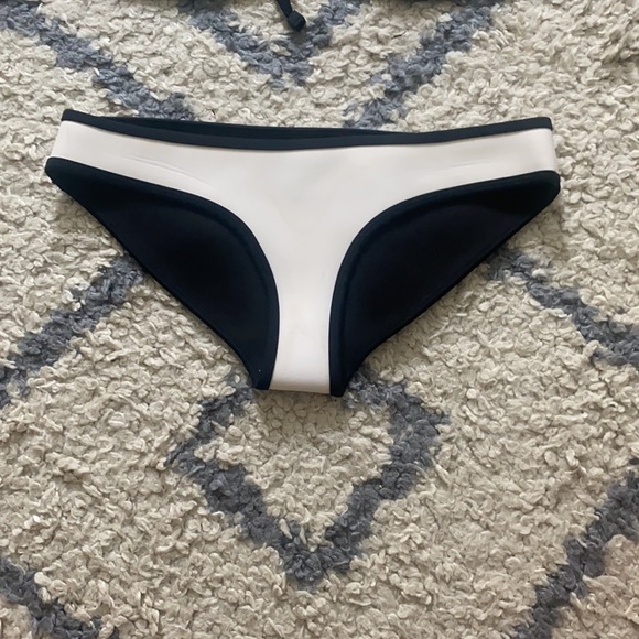 White and black Triangl bikini - Picture 3 of 5